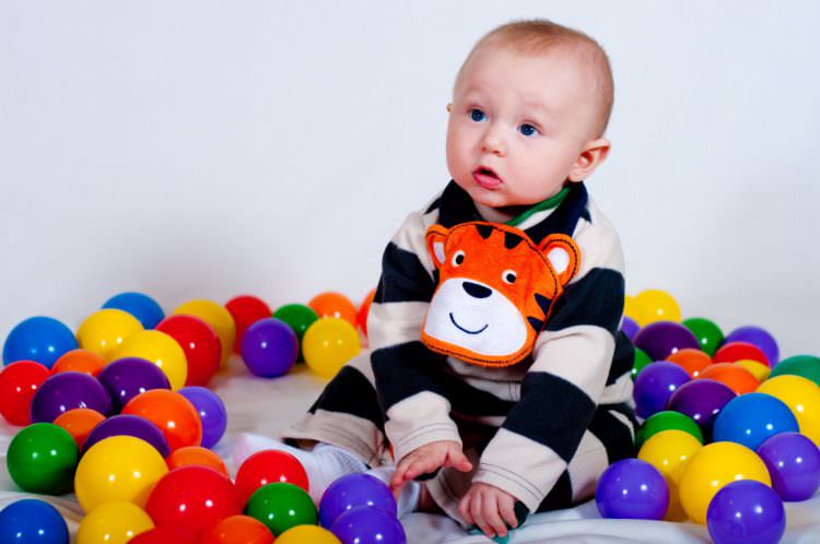 toddler sorting colors