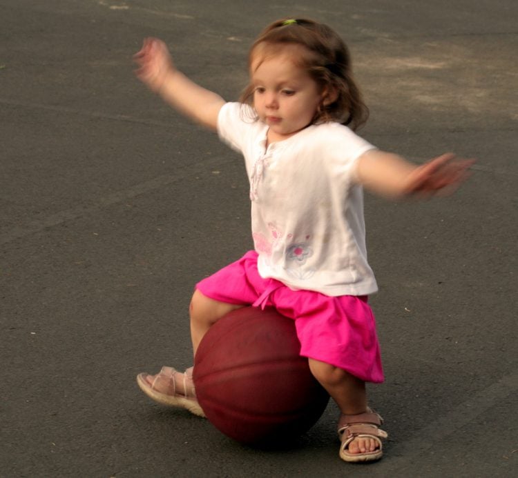 toddler balancing milestones