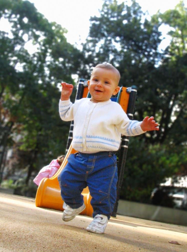infant start walking