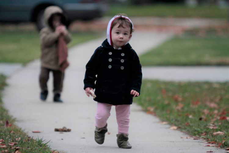 baby walking on knees 18 months